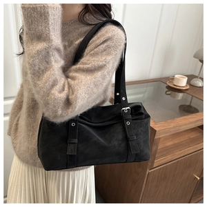 Vue détaillée du grand sac cabas noir mat avec bandoulières à œillets métalliques réglables