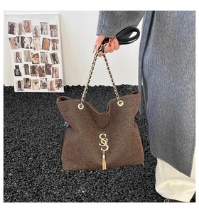 Détails du sac en tweed marron avec logo SS doré et bandoulière chaîne élégante