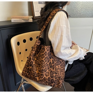 Dettaglio della borsa tote in tela leopardata con tracolla larga per l'ufficio