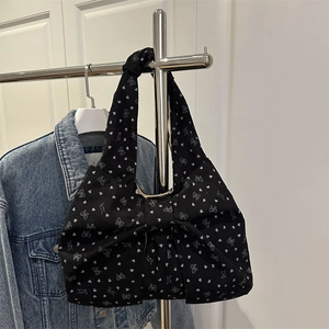 Corduroy draagtas met grote strik en witte hart-vlinderprints hangend aan een hanger