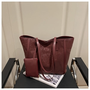 Détail du sac cabas bordeaux avec imprimé léopard subtil et petite pochette assortie