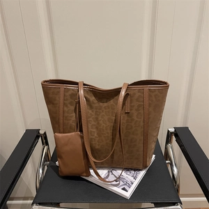 Sac fourre-tout rétro à motif léopard avec bandoulières marron et petite pochette