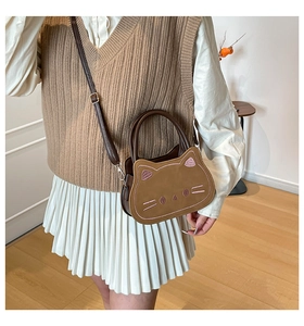 Détail d'un sac à bandoulière chat marron avec broderies roses et sangle réglable en PU