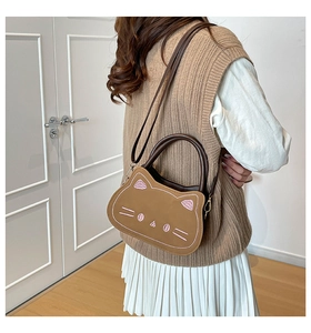 Détail d'un sac bandoulière mignon en forme de chat avec moustaches roses brodées