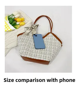 Comparaison de taille du sac fourre-tout avec un smartphone montrant sa grande capacité