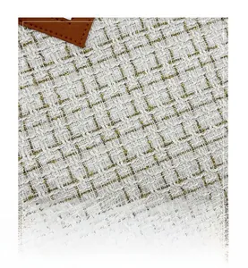 Gros plan sur le tissu en tweed blanc et doré avec détails en cuir marron du sac à main