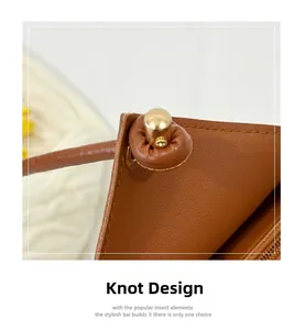 Détail d'un sac cabas en cuir marron avec design de corde nouée et boucle métallique