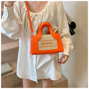 Détail du sac BEPRO orange et beige avec empiècement en toile et imprimé de lettres