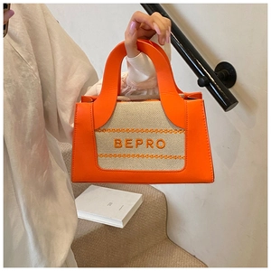 Détail du sac cabas carré tendance orange et beige avec broderie de lettres BEPRO