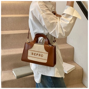 Vue de côté du sac bandoulière en toile beige et cuir marron avec broderie BEPRO pour femme