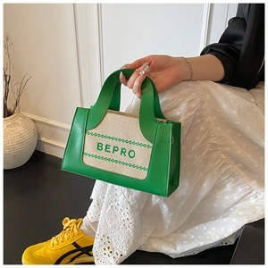 Détail du patchwork en cuir vert sur le petit sac à main carré avec broderie BEPRO