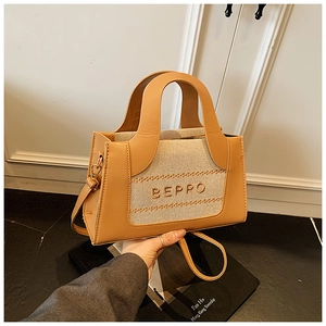 Détail du sac bandoulière marron clair avec texture tissée et inscription BEPPRO