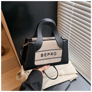 Détail du sac BEPRO montrant la toile beige et les coutures en cuir noir