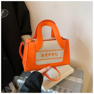 Détail du petit sac carré orange BEPRO avec texture en toile et cadre en cuir contrasté