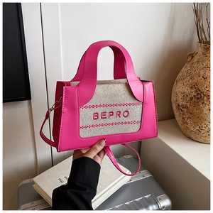 Détail du sac bandoulière rose et beige avec broderie 3D BEPRO sur toile