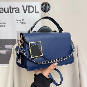 Borsa a mano blu navy in ecopelle con fibbia dorata e dettaglio di catena