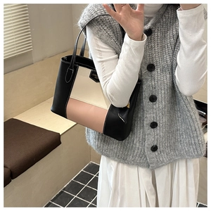 Detail van trendy driekleurige patchwork shopper met stijlvolle lederen schouderbanden