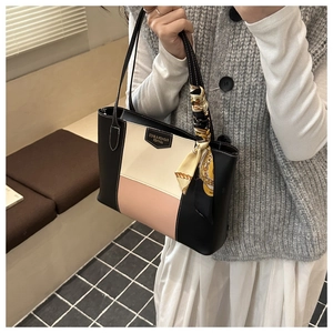 Detailopname van driekleurige tote bag met zijden sjaal en hoogwaardige stiksels