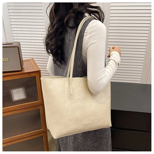 Nahaufnahme der cremeweißen Shopper-Tasche aus Kunstleder mit feiner Narbung und Schultergurt