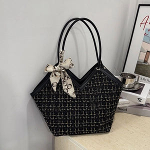 Sac cabas en tweed noir et doré avec ouverture en V et foulard décoratif en soie élégant