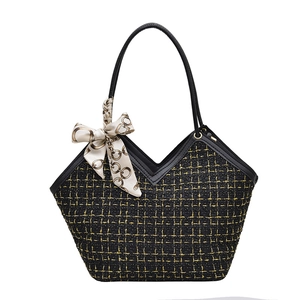Grand sac cabas en tweed avec motif de fil doré et détail d'écharpe en soie élégant