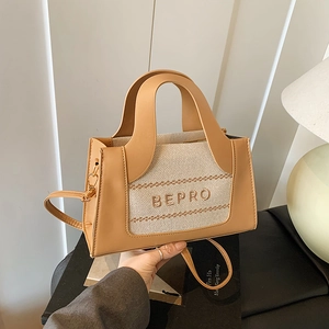 Sac fourre-tout carré moderne en toile beige et cuir marron avec bandoulière réglable