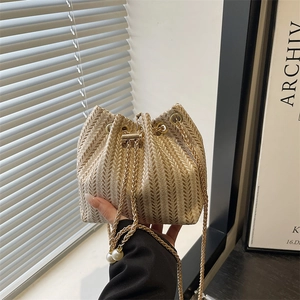 Elegante bolso tipo cubo de rayas tejidas con cadena dorada y detalle de perla fina