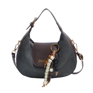 Borsa hobo minimalista in camoscio grigio e pelle marrone con nappa di perline chic