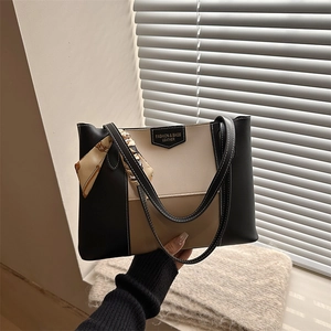Minimalistische colorblock tote tas met zijden sjaal en handvat aan de bovenkant