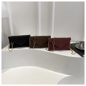 Tre pochette leopardate in nero, marrone e bordeaux con catene dorate