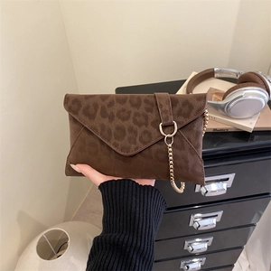 Elegante borsa a busta con stampa leopardata e catena dorata per donna moderna