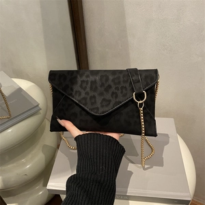 Elegante borsa a busta leopardata da donna con tracolla a catena dorata lucida