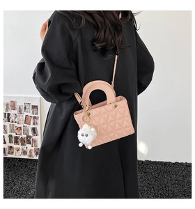 Sac matelassé rose avec détails triangulaires et breloque peluche blanche mignonne