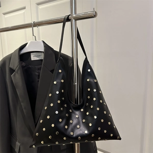 Vintage zwarte hobo schoudertas met metalen noppen en minimalistisch leer