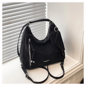 Détail du sac fourre-tout noir en similicuir avec zip argenté et pochette amovible