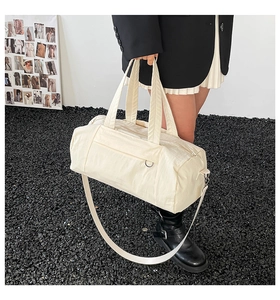 Sac de voyage cylindrique blanc crème en nylon imperméable avec bandoulière réglable