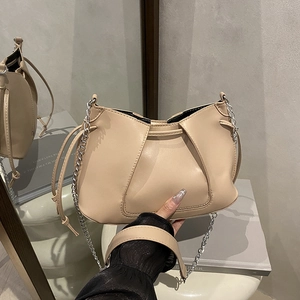 Sac hobo beige en cuir PU plissé avec bandoulière chaîne argentée et cordon