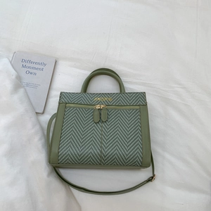 Détails du sac bandoulière vert à motif chevrons avec finitions dorées et poignées