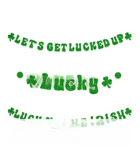 Bannières trèfles verts scintillants avec slogans festifs Lucky et Lets Get Lucked Up