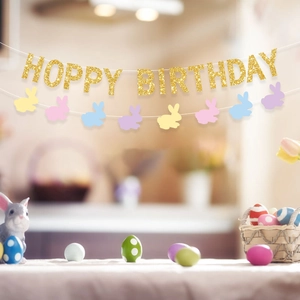 Hoppy Birthday Girlande zu Ostern mit goldenen Glitzerbuchstaben und bunten Hasen