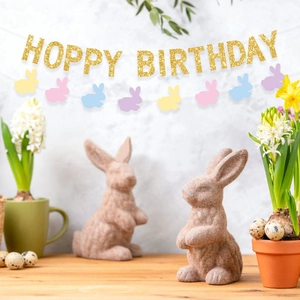 Glitzerndes Hoppy Birthday Banner mit bunten Osterhasen-Silhouetten für Partys