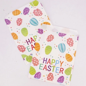 Zwei Oster-Geschenktüten aus Kraftpapier mit bunten Eiern und Punktemuster
