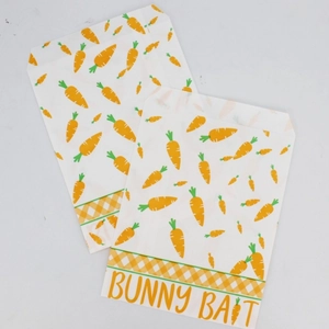 Oster-Papiertüte mit Bunny Bait Karottenmuster und festlichem Karodekor-Abschluss