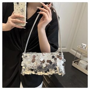 Nahaufnahme einer silbernen Pailletten-Schultertasche getragen für einen festlichen Look