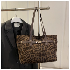 Detail van de luipaardprint shopper met bruine leren riemen en gouden gespdetails