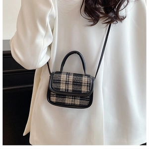 Sac bandoulière en tweed chic vu de dos pour montrer la taille et la coupe sur le mannequin