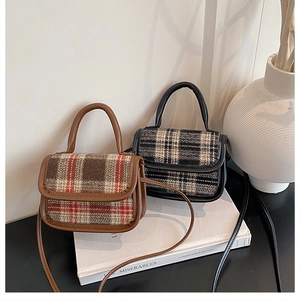Détail de mini sacs bandoulière rétro à carreaux en similicuir et tweed avec finitions