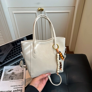 Sac seau élégant crème avec pompon perlé et bandoulière amovible pour femmes