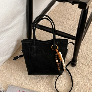 Sac seau rétro en cuir mat noir avec pompon perlé et bandoulière amovible