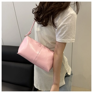 Sac baguette rose en similicuir avec bandoulière nouée et détails de zip dorés